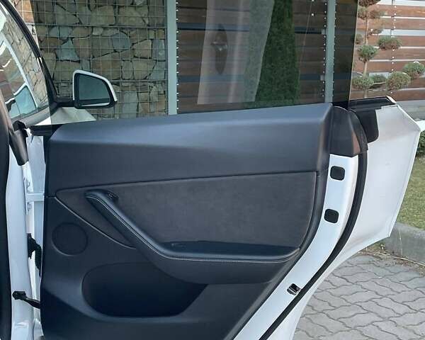 Белый Тесла Model Y, объемом двигателя 0 л и пробегом 56 тыс. км за 24980 $, фото 53 на Automoto.ua