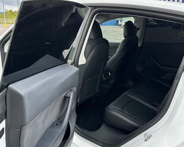 Белый Тесла Model Y, объемом двигателя 0 л и пробегом 81 тыс. км за 24000 $, фото 8 на Automoto.ua