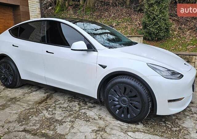 Белый Тесла Model Y, объемом двигателя 0 л и пробегом 99 тыс. км за 20000 $, фото 1 на Automoto.ua