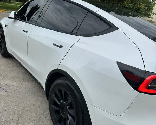 Белый Тесла Model Y, объемом двигателя 0 л и пробегом 128 тыс. км за 24999 $, фото 3 на Automoto.ua