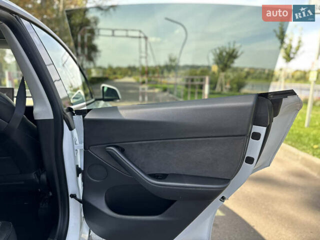 Білий Тесла Model Y, об'ємом двигуна 0 л та пробігом 119 тис. км за 19499 $, фото 15 на Automoto.ua