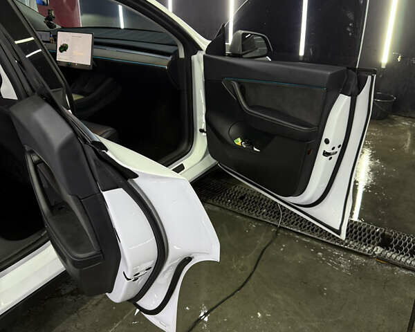 Білий Тесла Model Y, об'ємом двигуна 0 л та пробігом 65 тис. км за 24000 $, фото 2 на Automoto.ua