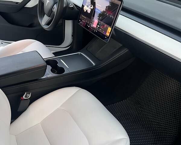 Белый Тесла Model Y, объемом двигателя 0 л и пробегом 131 тыс. км за 24900 $, фото 4 на Automoto.ua