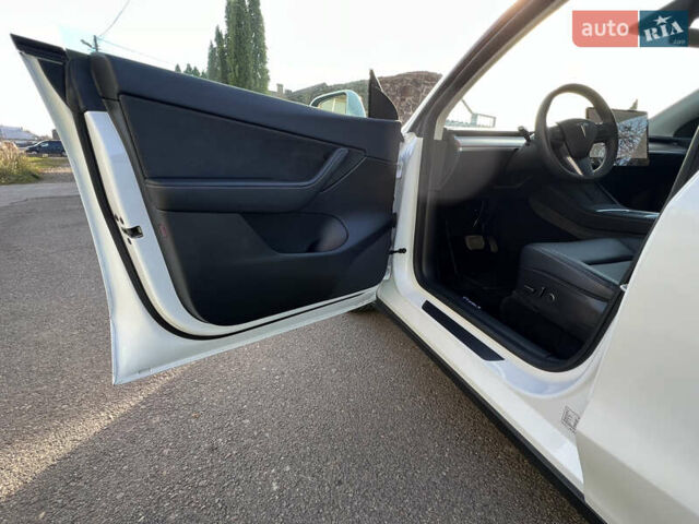 Білий Тесла Model Y, об'ємом двигуна 0 л та пробігом 12 тис. км за 24750 $, фото 35 на Automoto.ua