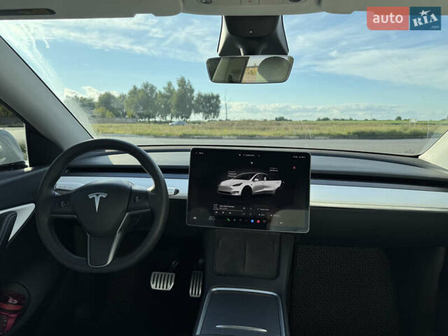 Белый Тесла Model Y, объемом двигателя 0 л и пробегом 51 тыс. км за 31000 $, фото 38 на Automoto.ua
