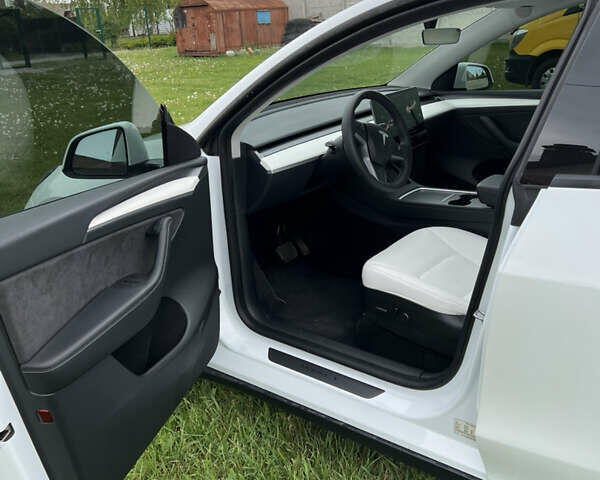 Белый Тесла Model Y, объемом двигателя 0 л и пробегом 13 тыс. км за 29500 $, фото 6 на Automoto.ua