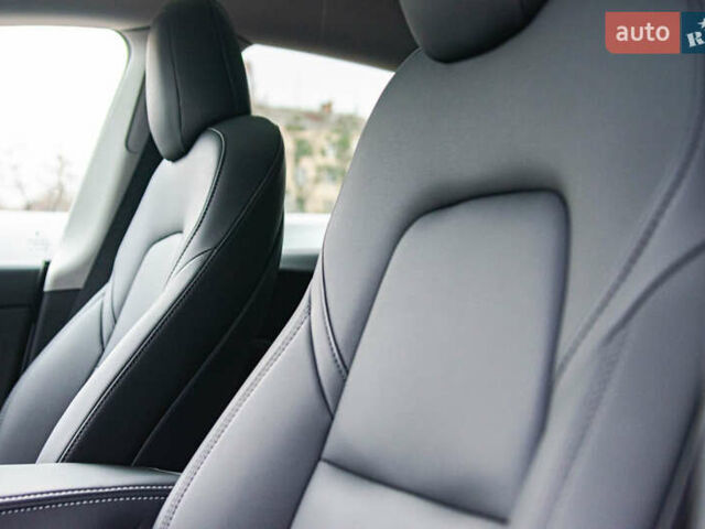 Белый Тесла Model Y, объемом двигателя 0 л и пробегом 20 тыс. км за 36900 $, фото 37 на Automoto.ua