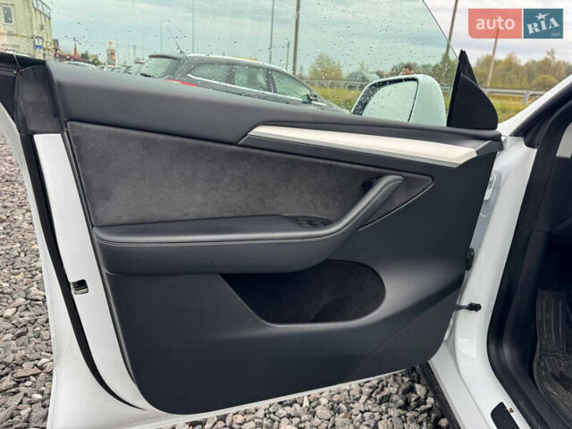 Білий Тесла Model Y, об'ємом двигуна 0 л та пробігом 62 тис. км за 27400 $, фото 39 на Automoto.ua