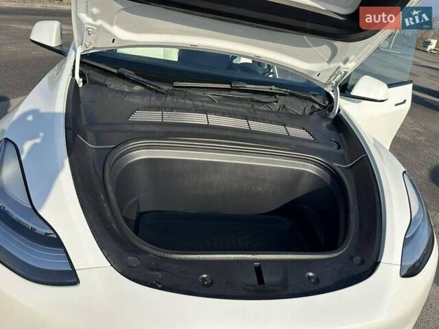 Білий Тесла Model Y, об'ємом двигуна 0 л та пробігом 61 тис. км за 22300 $, фото 6 на Automoto.ua