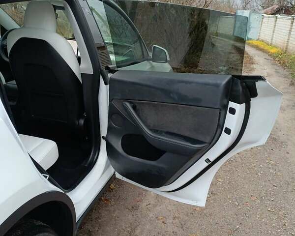 Белый Тесла Model Y, объемом двигателя 0 л и пробегом 52 тыс. км за 29000 $, фото 31 на Automoto.ua