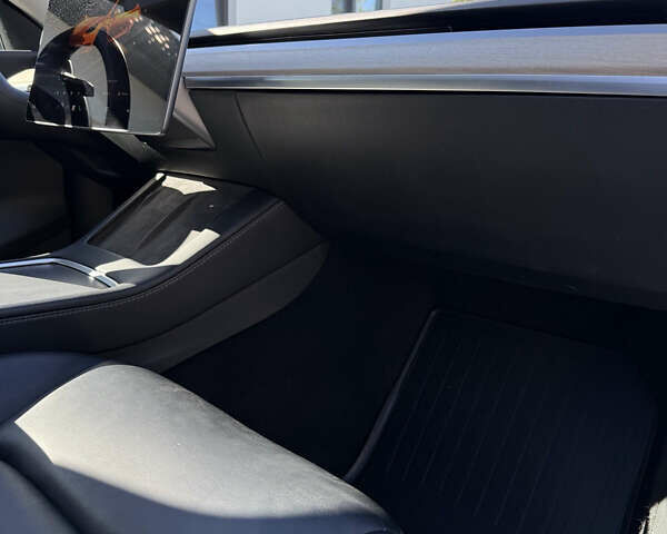 Тесла Model Y 2022 в Ровно на Automoto.ua Белый Тесла Model Y, объемом двигателя 0 л и пробегом 105 тыс. км за 27000 $, фото 13 на Automoto.ua