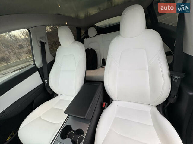 Білий Тесла Model Y, об'ємом двигуна 0 л та пробігом 65 тис. км за 29500 $, фото 17 на Automoto.ua