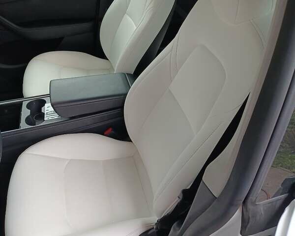 Белый Тесла Model Y, объемом двигателя 0 л и пробегом 52 тыс. км за 29000 $, фото 29 на Automoto.ua