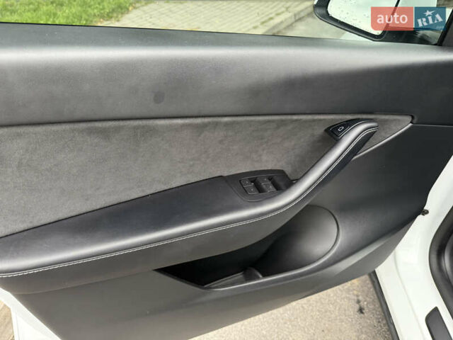 Білий Тесла Model Y, об'ємом двигуна 0 л та пробігом 82 тис. км за 25499 $, фото 11 на Automoto.ua