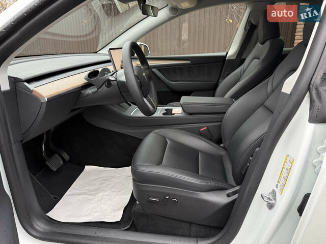 Белый Тесла Model Y, объемом двигателя 0 л и пробегом 53 тыс. км за 36700 $, фото 16 на Automoto.ua