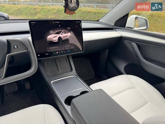 Білий Тесла Model Y, об'ємом двигуна 0 л та пробігом 62 тис. км за 27400 $, фото 24 на Automoto.ua