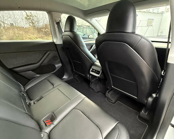 Белый Тесла Model Y, объемом двигателя 0 л и пробегом 16 тыс. км за 26500 $, фото 40 на Automoto.ua
