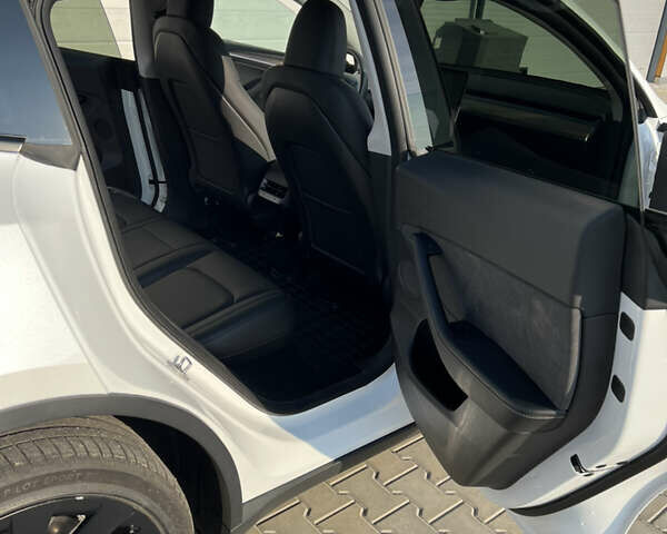 Белый Тесла Model Y, объемом двигателя 0 л и пробегом 12 тыс. км за 44900 $, фото 19 на Automoto.ua