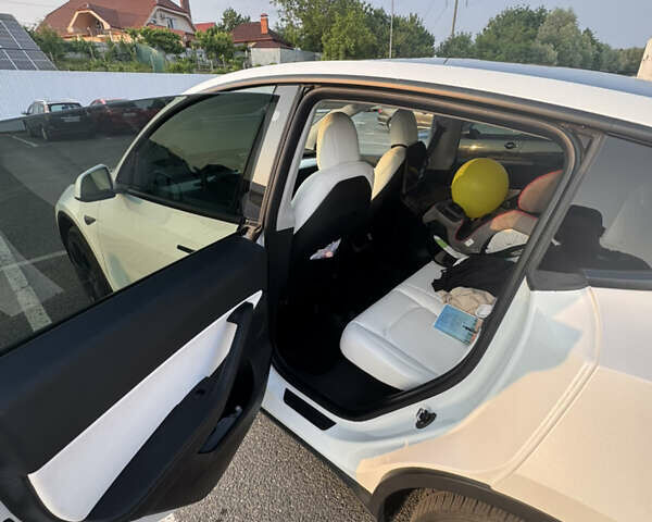 Белый Тесла Model Y, объемом двигателя 0 л и пробегом 79 тыс. км за 28000 $, фото 5 на Automoto.ua