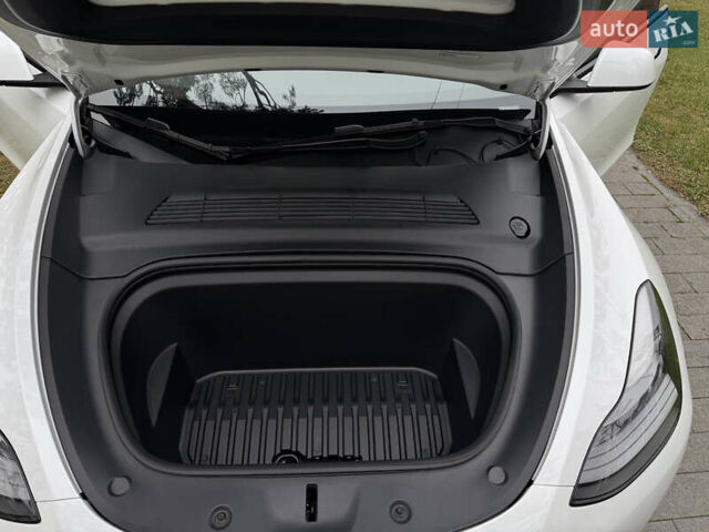Белый Тесла Model Y, объемом двигателя 0 л и пробегом 74 тыс. км за 25700 $, фото 13 на Automoto.ua