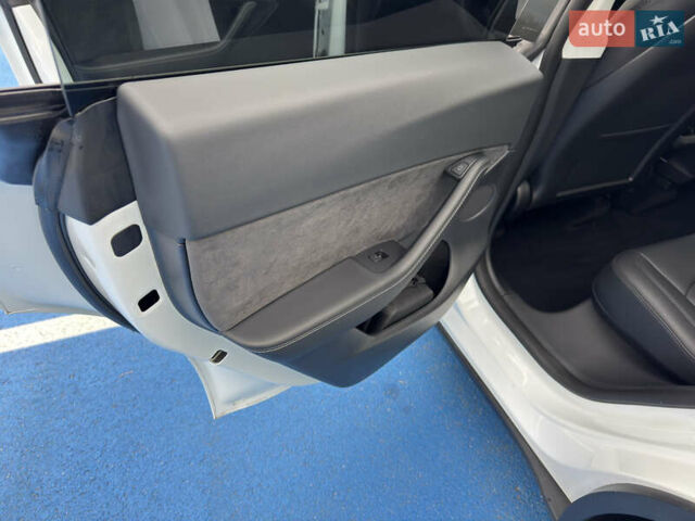 Белый Тесла Model Y, объемом двигателя 0 л и пробегом 68 тыс. км за 35000 $, фото 16 на Automoto.ua