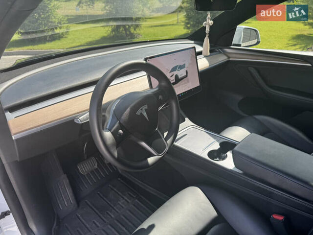 Белый Тесла Model Y, объемом двигателя 0 л и пробегом 62 тыс. км за 39500 $, фото 16 на Automoto.ua