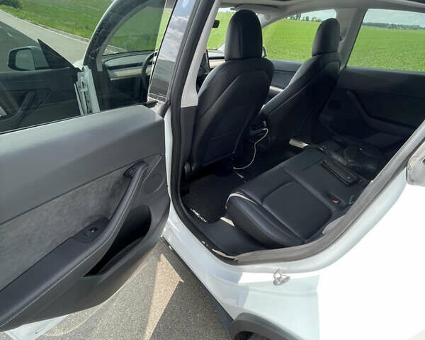 Белый Тесла Model Y, объемом двигателя 0 л и пробегом 76 тыс. км за 24900 $, фото 23 на Automoto.ua