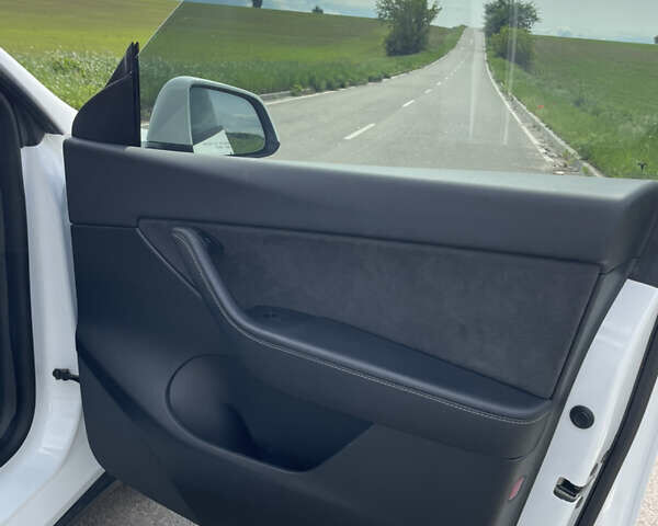 Белый Тесла Model Y, объемом двигателя 0 л и пробегом 76 тыс. км за 24900 $, фото 34 на Automoto.ua