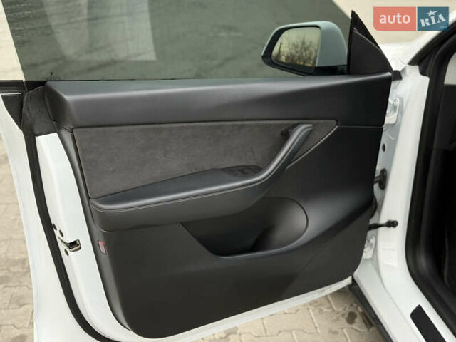 Белый Тесла Model Y, объемом двигателя 0 л и пробегом 59 тыс. км за 28950 $, фото 14 на Automoto.ua