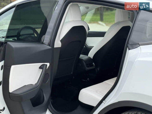 Білий Тесла Model Y, об'ємом двигуна 0 л та пробігом 115 тис. км за 25800 $, фото 27 на Automoto.ua