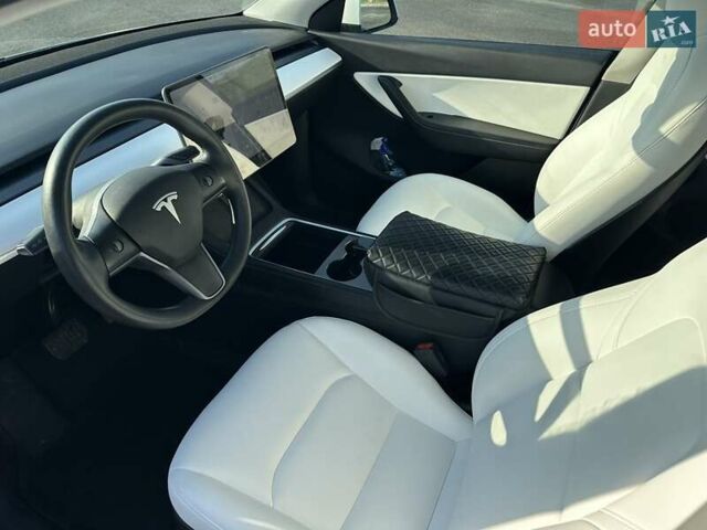 Білий Тесла Model Y, об'ємом двигуна 0 л та пробігом 61 тис. км за 22300 $, фото 8 на Automoto.ua