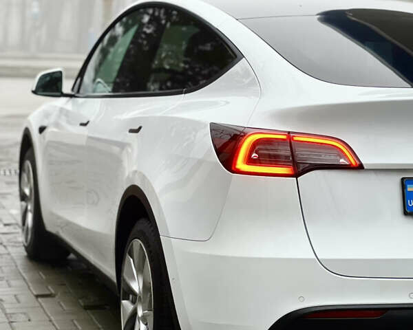 Белый Тесла Model Y, объемом двигателя 0 л и пробегом 68 тыс. км за 31599 $, фото 13 на Automoto.ua