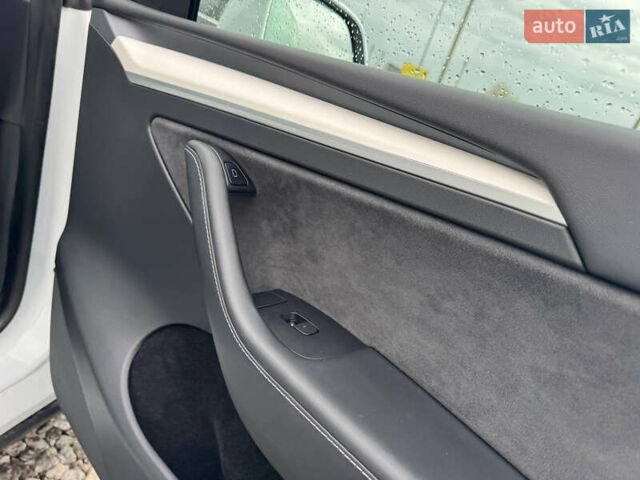 Білий Тесла Model Y, об'ємом двигуна 0 л та пробігом 62 тис. км за 27400 $, фото 20 на Automoto.ua