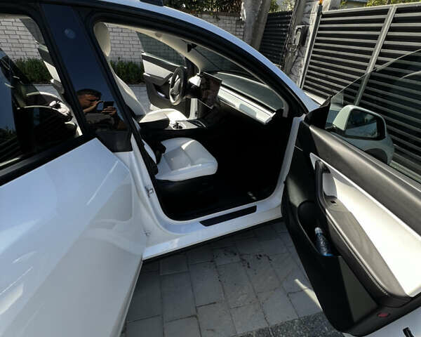 Белый Тесла Model Y, объемом двигателя 0 л и пробегом 59 тыс. км за 26999 $, фото 26 на Automoto.ua