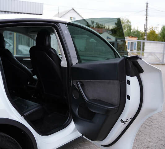 Білий Тесла Model Y, об'ємом двигуна 0 л та пробігом 53 тис. км за 27500 $, фото 16 на Automoto.ua