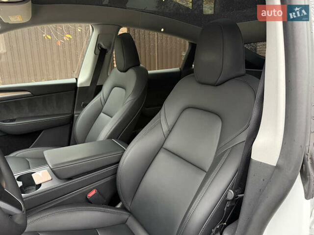 Белый Тесла Model Y, объемом двигателя 0 л и пробегом 53 тыс. км за 36700 $, фото 18 на Automoto.ua