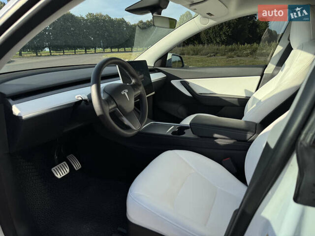 Белый Тесла Model Y, объемом двигателя 0 л и пробегом 51 тыс. км за 31000 $, фото 44 на Automoto.ua
