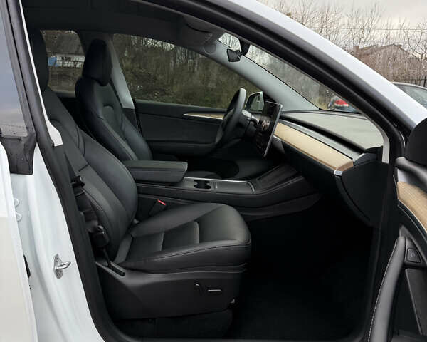 Белый Тесла Model Y, объемом двигателя 0 л и пробегом 16 тыс. км за 26500 $, фото 44 на Automoto.ua