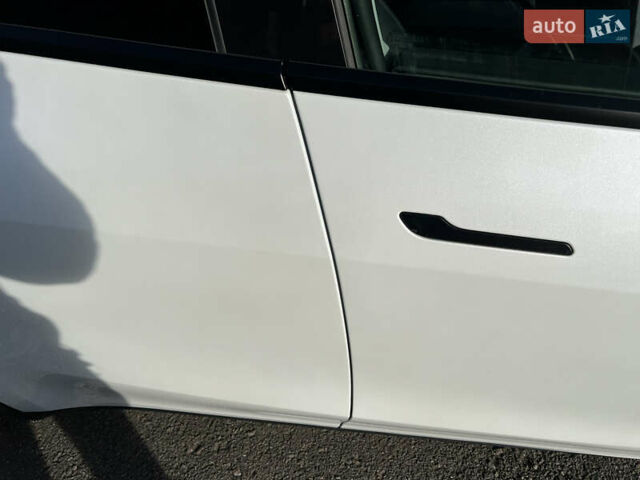 Білий Тесла Model Y, об'ємом двигуна 0 л та пробігом 12 тис. км за 24750 $, фото 30 на Automoto.ua