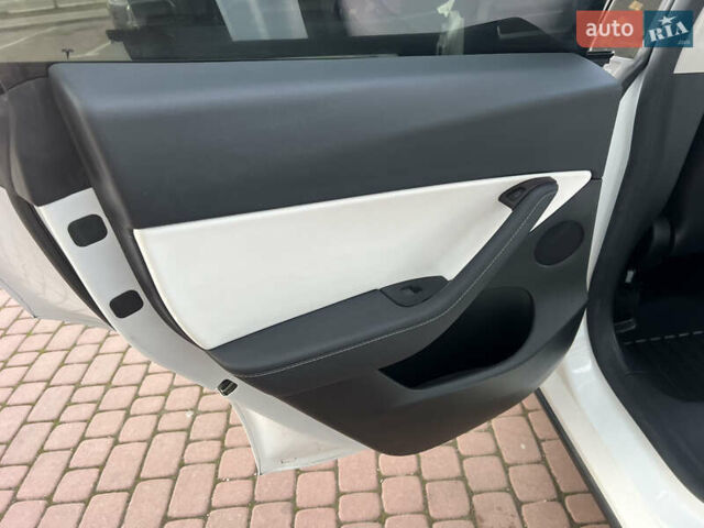 Белый Тесла Model Y, объемом двигателя 0 л и пробегом 21 тыс. км за 34999 $, фото 28 на Automoto.ua