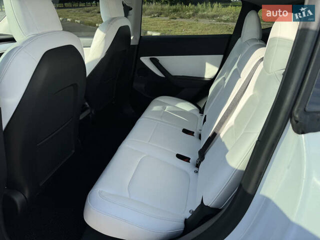 Белый Тесла Model Y, объемом двигателя 0 л и пробегом 51 тыс. км за 31000 $, фото 47 на Automoto.ua