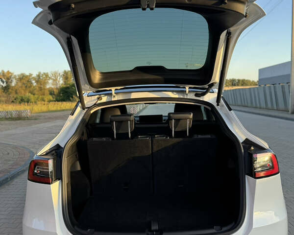 Белый Тесла Model Y, объемом двигателя 0 л и пробегом 94 тыс. км за 24500 $, фото 33 на Automoto.ua