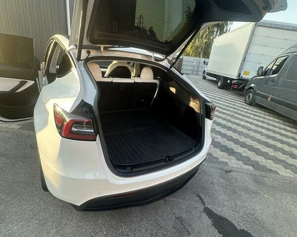 Тесла Model Y 2022 у Києві на Automoto.ua Білий Тесла Model Y, об'ємом двигуна 0 л та пробігом 25 тис. км за 35500 $, фото 4 на Automoto.ua