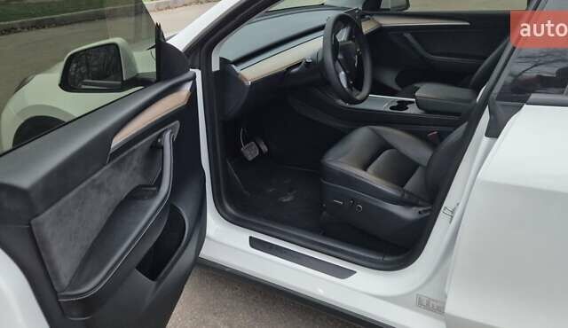 Белый Тесла Model Y, объемом двигателя 0 л и пробегом 27 тыс. км за 29000 $, фото 8 на Automoto.ua