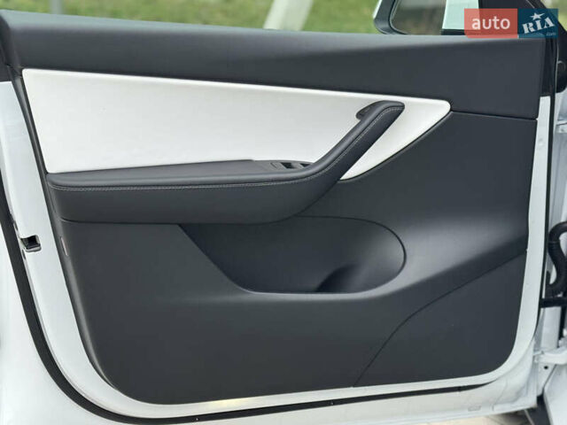 Білий Тесла Model Y, об'ємом двигуна 0 л та пробігом 115 тис. км за 25800 $, фото 23 на Automoto.ua