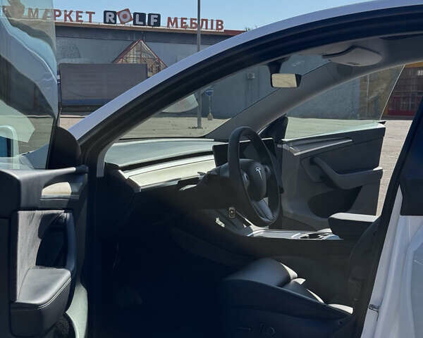 Белый Тесла Model Y, объемом двигателя 0 л и пробегом 50 тыс. км за 28000 $, фото 4 на Automoto.ua