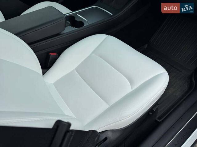 Білий Тесла Model Y, об'ємом двигуна 0 л та пробігом 62 тис. км за 27400 $, фото 18 на Automoto.ua