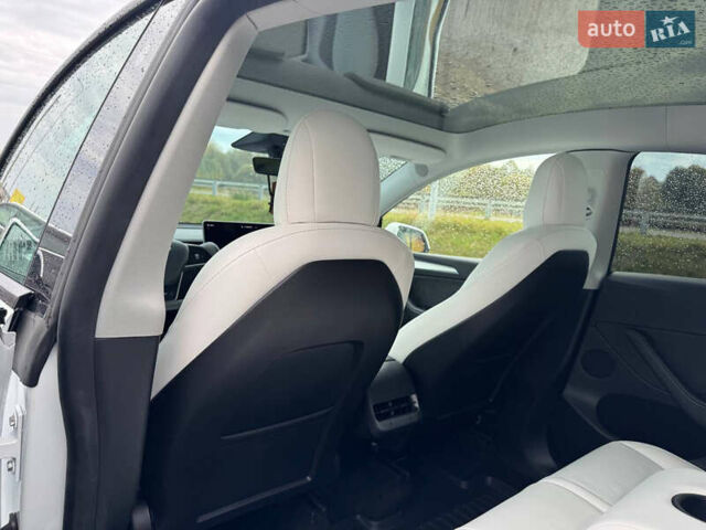 Білий Тесла Model Y, об'ємом двигуна 0 л та пробігом 62 тис. км за 27400 $, фото 35 на Automoto.ua