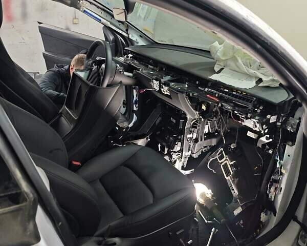 Белый Тесла Model Y, объемом двигателя 0 л и пробегом 38 тыс. км за 28000 $, фото 64 на Automoto.ua