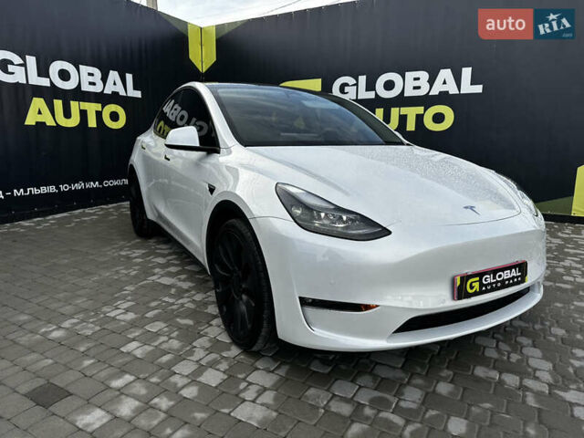 Белый Тесла Model Y, объемом двигателя 0 л и пробегом 61 тыс. км за 24700 $, фото 1 на Automoto.ua